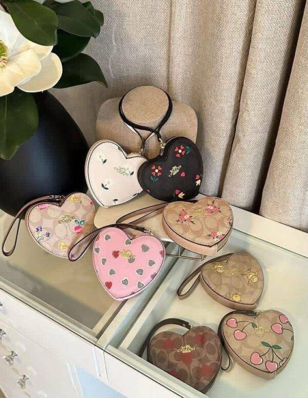WXL-1063 - MONEDERO EN FORMA DE CORAZON x "COACH" CON CAJA (1 PZA)