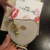 WXL-1063 - MONEDERO EN FORMA DE CORAZON x "COACH" CON CAJA (1 PZA)