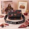 M643-32 - CROSSBODY "CHERRY y STRAWBERRY "CON BROCHE x "COACH" (1 PZA)