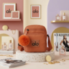 PA8006- MINI CROSSBODY x"ALO" CON POMPON. (1 PZA)