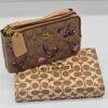 JD-388- MUÑEQUERA DOBLE COMPARTIMIENTO PREMIUM CON CAJA x "COACH". (1 PZA)