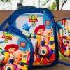 MT-6328- TRIO ESCOLAR DE MOCHILA PARA KINDER CON LUZ LED Y COMPARTIMIENTO PARA CARRITO x "PERSONAJES". (1 TRIO)