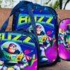 MT-6328- TRIO ESCOLAR DE MOCHILA PARA KINDER CON LUZ LED Y COMPARTIMIENTO PARA CARRITO x "PERSONAJES". (1 TRIO)