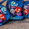 MT-6328- TRIO ESCOLAR DE MOCHILA PARA KINDER CON LUZ LED Y COMPARTIMIENTO PARA CARRITO x "PERSONAJES". (1 TRIO)