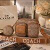 2512-9-CROSSBODY "COACH" CON MONEDERO Y BOLSILLOS DELANTEROS. (1 PZA)