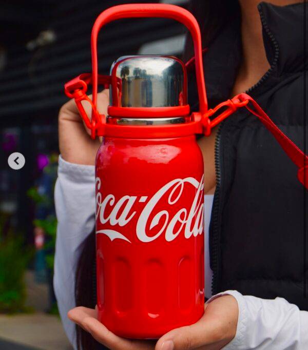 VA3042 - TERMO CON AGARRADERA x "COCA-COLA" (1 PZA)