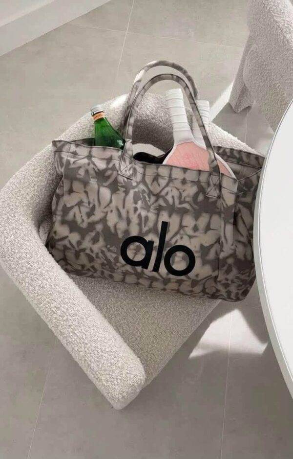 WhatsApp Image 2026-07-18 at 10.13.55 AM (1) YT-666 - TOTE BAG "TIE DYE" x "ALO" (1 PZA)