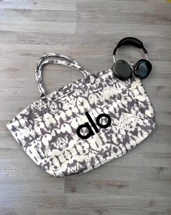 WhatsApp Image 2026-07-18 at 10.13.55 AM (3) YT-666 - TOTE BAG "TIE DYE" x "ALO" (1 PZA)