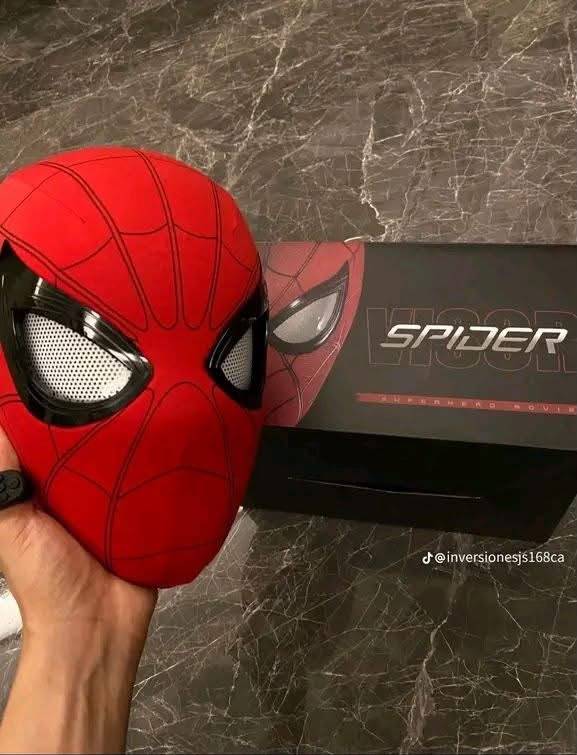 LU9937 - MASCARA COLOR ROJA CON MOVIMIENTO y LUEZ LED DE "SPIDER-MAN" CON CAJA. (1 PZA)