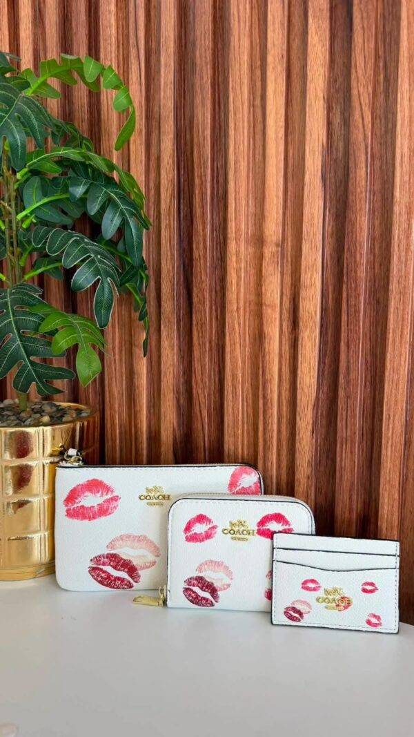 8300 - SET DE MUÑEQUERA CON MONEDERO y TARJETERO x "COACH" CON CAJA (1 SET)