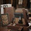 8799- CROSSBODY DE CABALLERO PREMIUM x "COACH". (1 PZA)