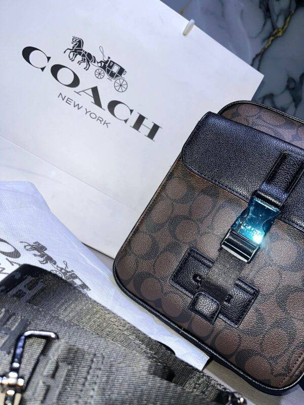 8799- CROSSBODY DE CABALLERO PREMIUM x "COACH". (1 PZA)