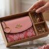 WXL-1105 - MONEDERO CON LLAVEROS PREMIUM x "COACH" (1 PZA)