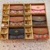 WXL-1105 - MONEDERO CON LLAVEROS PREMIUM x "COACH" (1 PZA)