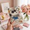 8590 - LIBRETA "ORGANIGASTO" DE "SNOOPY y HELLO KITTY" x "COACH" (1 PZA)