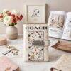 8590 - LIBRETA "ORGANIGASTO" DE "SNOOPY y HELLO KITTY" x "COACH" (1 PZA)