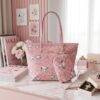 8733 - BOLSA CON MUÑEQUERA DE PERSONAJES y CHERRY x "COACH" (1 PZA)