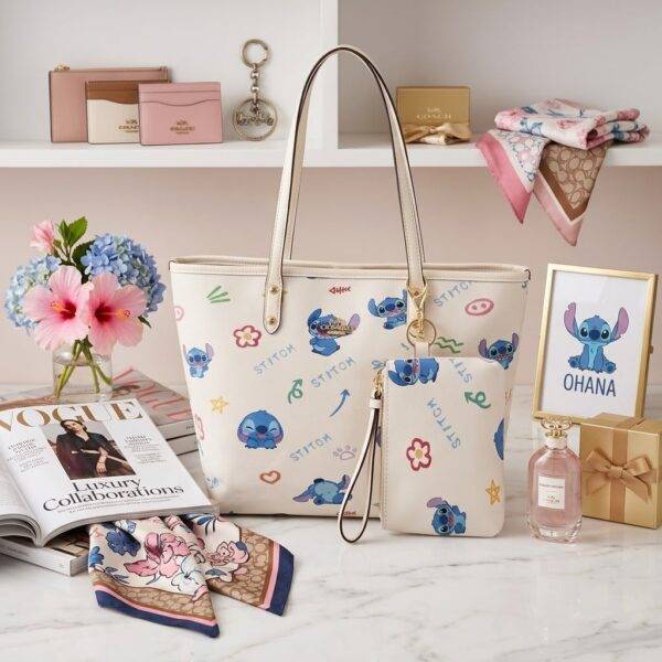 8733 - BOLSA CON MUÑEQUERA DE PERSONAJES y CHERRY x "COACH" (1 PZA)