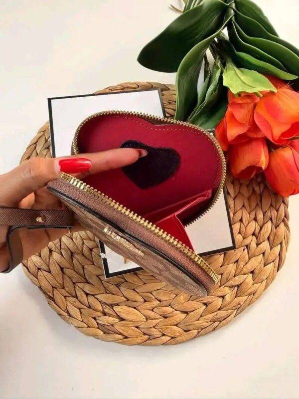 WXL-1149 - MONEDERO EN FORMA DE CORAZON DE PERSONAJES x "COACH" CON CAJA (1 PZA)