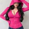 88280- CHAMARRA DEPORTIVA PREMIUM CON GORRO PARA DAMA. (1 PZA)