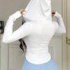 88280- CHAMARRA DEPORTIVA PREMIUM CON GORRO PARA DAMA. (1 PZA)