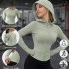 88280- CHAMARRA DEPORTIVA PREMIUM CON GORRO PARA DAMA. (1 PZA)