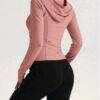 88280- CHAMARRA DEPORTIVA PREMIUM CON GORRO PARA DAMA. (1 PZA)