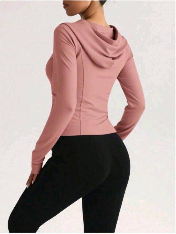 88280- CHAMARRA DEPORTIVA PREMIUM CON GORRO PARA DAMA. (1 PZA)