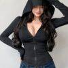 88280- CHAMARRA DEPORTIVA PREMIUM CON GORRO PARA DAMA. (1 PZA)