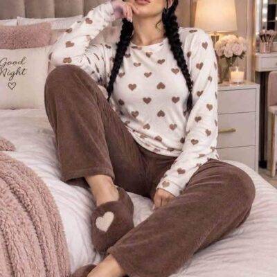 WhatsApp Image 2026-10-07 at 1.02.18 PM (1) DM12161A - PIJAMA "POLAR" DE CORAZONES PARA DAMA (1 PZA)