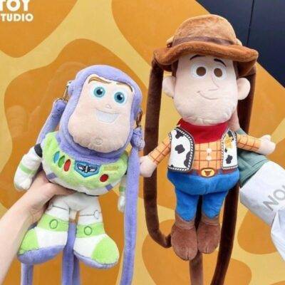 WhatsApp Image 2026-10-24 at 1.42.26 PM (1) HM26Q-103 - DUO DE PELUCHE TIPO MOCHILA TOY STORY (1 DUO )